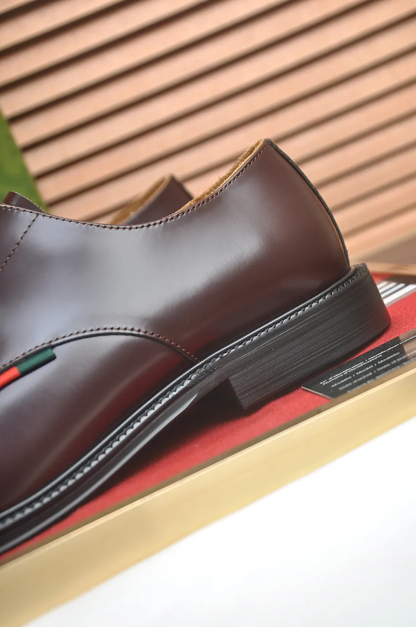 Men's shoes💰500💶Italy's top luxury men's shoe giant (GUCCI) (Gucci) (full cowhide lining) new arrival🍃Original European style🔰 Pleasant to the eye😍In order to make the shoes more durable and non-deformable🌀The production continues to follow traditional methods but there is still no lack of innovation💪Choose original sheepskin for the leather♻️ Smooth and natural And extra bright ⭐Made of imported cowhide, the first choice of rich people 38-45 (45 customized)